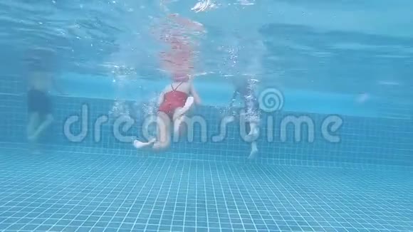 小女孩在水中游泳视频的预览图