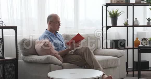 与丈夫一起带咖啡杯和读书的老年妇女视频的预览图