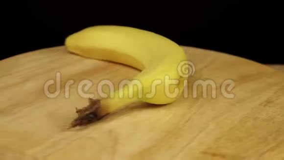 黄色香蕉在木架上旋转360度视频的预览图