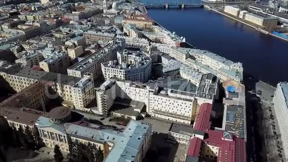 鸟瞰涅瓦河和俄罗斯圣彼得堡的中心地区库存录像夏季城市的鸟瞰图视频的预览图
