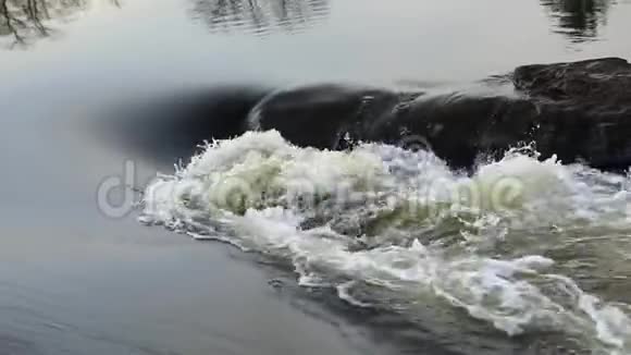 平静流动的河流的美丽景色视频的预览图