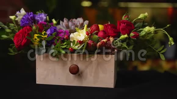 一束玫瑰和肉质植物放在木箱里视频的预览图