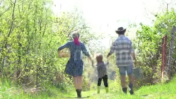 家人喜欢春天的时光在一起在农场享受春天的时光美国的农场生活生态度假村活动生态农场视频的预览图