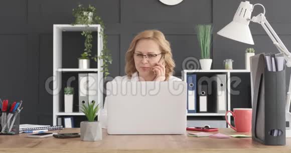 上班打手机的女商人视频的预览图