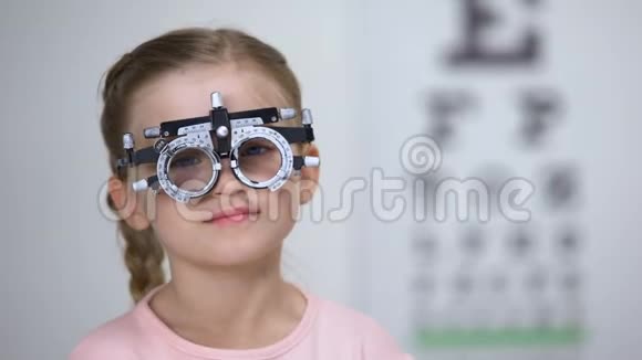 眼科医生更换眼镜镜片以诊断儿童视力视频的预览图