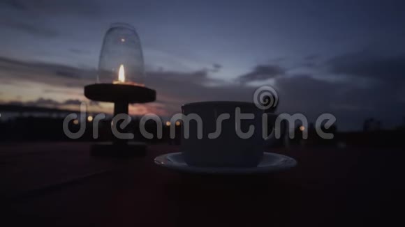 提供咖啡茶和蜡烛的杯子视频的预览图
