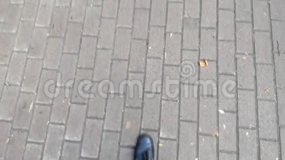 一个人的腿在人行道上行走视频的预览图
