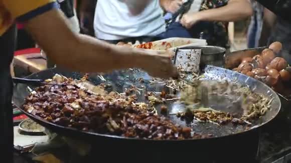 街头食品小贩炸胡萝卜蛋糕视频的预览图