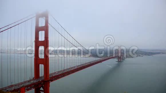 雾笼罩的金门大桥时间流逝视频的预览图