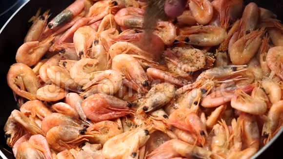 煮虾海食加入香料黑胡椒视频的预览图