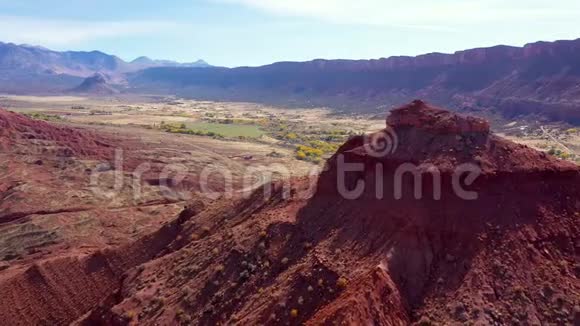 热沙漠砂岩水侵蚀形成的红色块状岩石视频的预览图