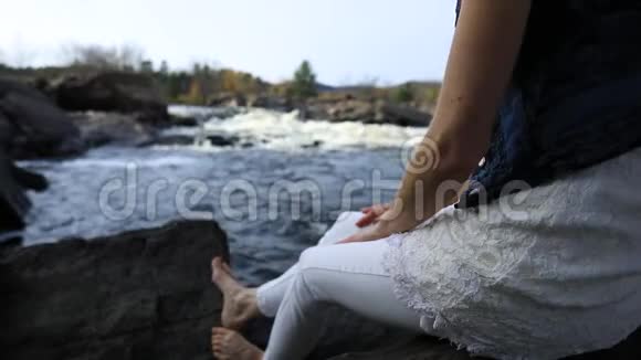 女人在流动的河流附近放松视频的预览图
