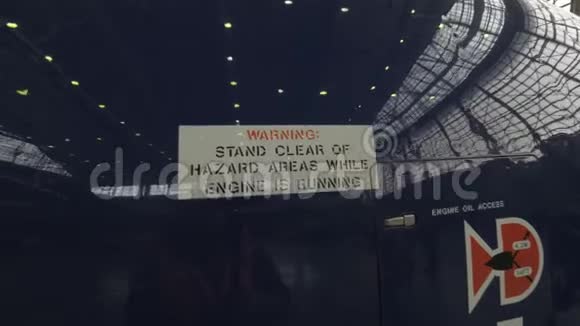 喷气式飞机上的警告标志视频的预览图