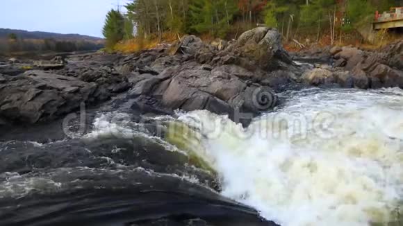 流动的山河水的强大蒸汽视频的预览图