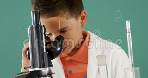 看显微镜的小男孩视频的预览图