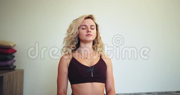 细节捕捉一个有魅力的女人放松和集中她站在瑜伽冥想时间而坐在上面视频的预览图