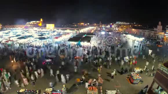 晚上摩洛哥马拉喀什梅迪纳的杰马埃尔法纳夜间繁忙市场的鸟瞰图视频的预览图