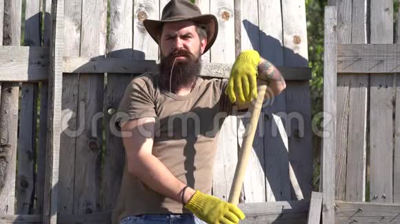 有胡子的人农场工人花园工具农夫在田里浇水地球日感情上的滑稽视频的预览图