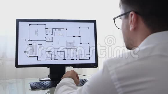 洛杉矶加州2019年6月3日工程师建筑工程师设计师建筑师在眼镜工作的个人视频的预览图