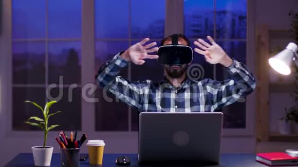 家庭办公室的白人商人戴着虚拟现实护目镜视频的预览图
