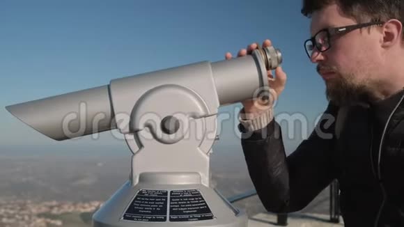 游客正在看里面的观测望远镜视频的预览图