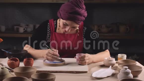 一个穿着国服的女人画了一盘油漆车间生产陶瓷餐具产品涂装视频的预览图