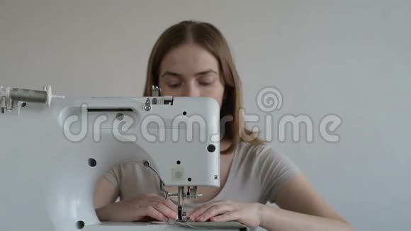 年轻女人在缝纫视频的预览图
