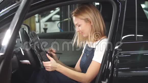 微笑的女孩监控着一辆车视频的预览图