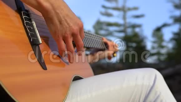 吉他手弹吉他的女人视频的预览图