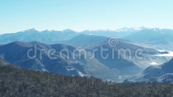 冬日的山景从高处俯瞰一片雪林俄罗斯阿迪盖视频的预览图