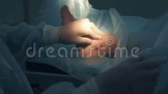 外科医生正在为手术前的局部麻醉输入注射器药物视频的预览图