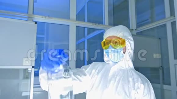 化学实验室活性剂防护服检查瓶的科学家视频的预览图