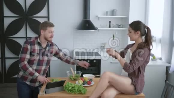 健康的食物快乐的女人在智能手机上拍照健康的饮食蔬菜沙拉男人准备厨房视频的预览图