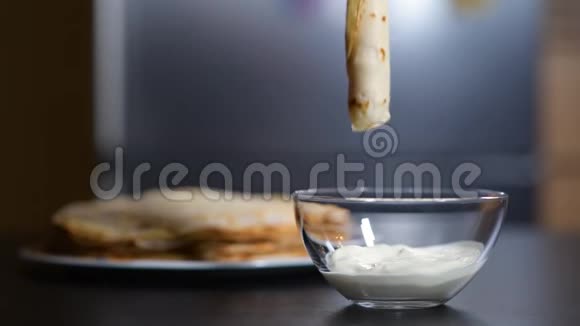 女孩灌篮煎饼在酸奶油视频的预览图