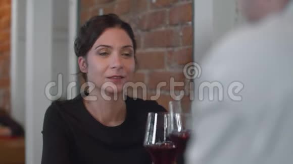女人和男人在咖啡馆吃饭时喝酒视频的预览图