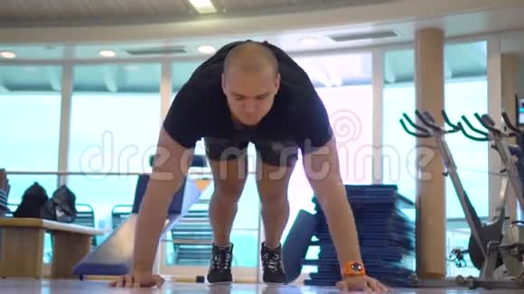 年轻的运动员在健身房用拍手做俯卧撑运动视频的预览图
