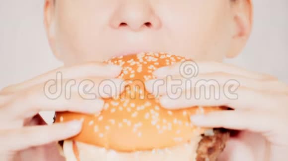 肖像女人吃三明治视频的预览图