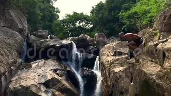 从岩石悬崖上跳下来的越南瀑布视频的预览图