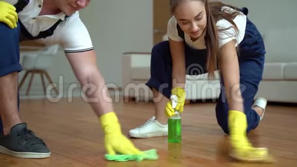 两名清洁工用白色背景的抹布清洁地板视频的预览图