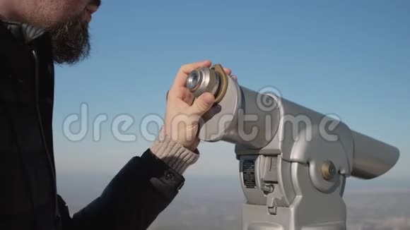人们在山上用旅游望远镜观看视频的预览图