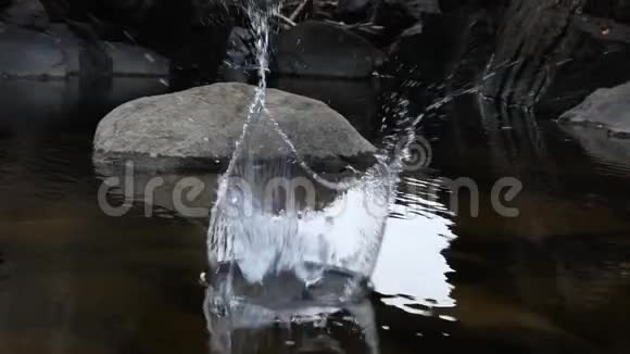 山塘平静的水上抛石视频的预览图