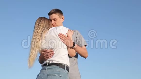 可爱的男人和女孩拥抱视频的预览图