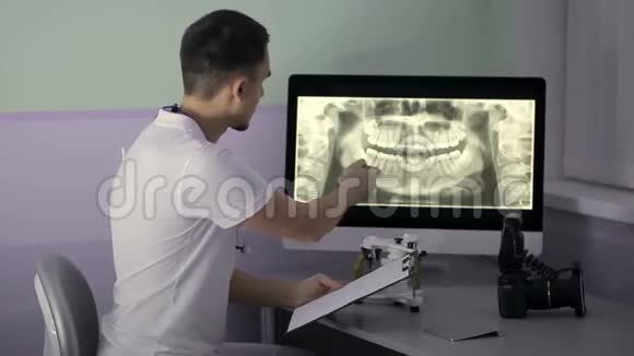 牙医正在检查他柜子里的正影像图结果视频的预览图