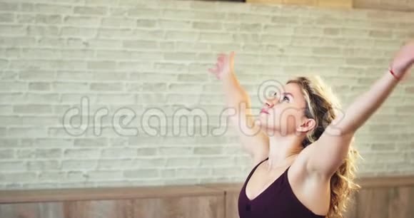 在一个运动服里漂亮的女人在瑜伽工作室练习瑜伽冥想姿势她非常集中而且视频的预览图