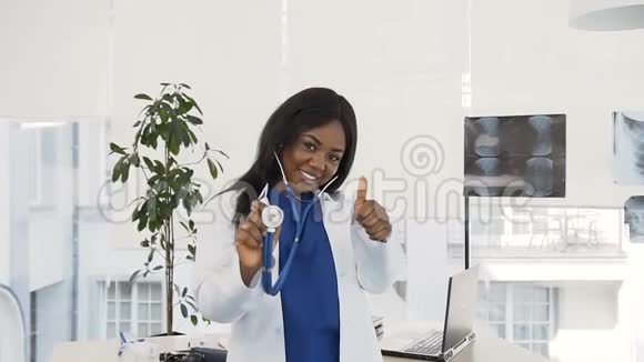 自信的女医生穿着白色外套手里拿着听诊器对着镜头微笑的画像视频的预览图
