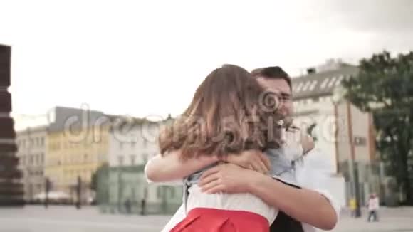 恋爱中的情侣在城里慢动作地拥抱在一起视频的预览图