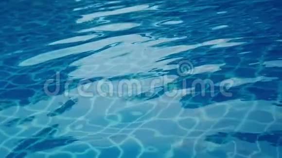 蓝色游泳池表面的水纹痕视频的预览图