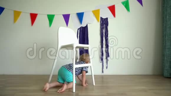 小男孩在下面移动爬上高椅子幼儿活动万向节运动视频的预览图
