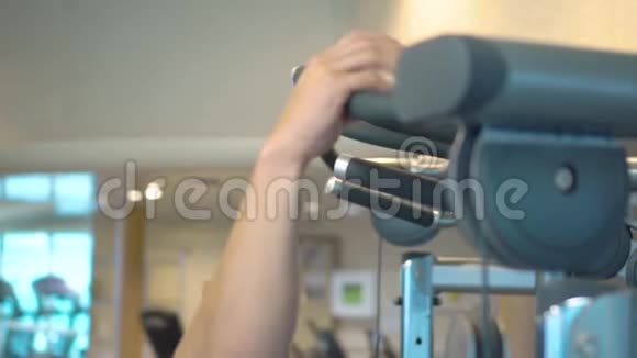 年轻运动员在健身房的水平杆上做拉力运动视频的预览图