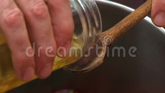 在木勺上浇蜂蜜视频的预览图